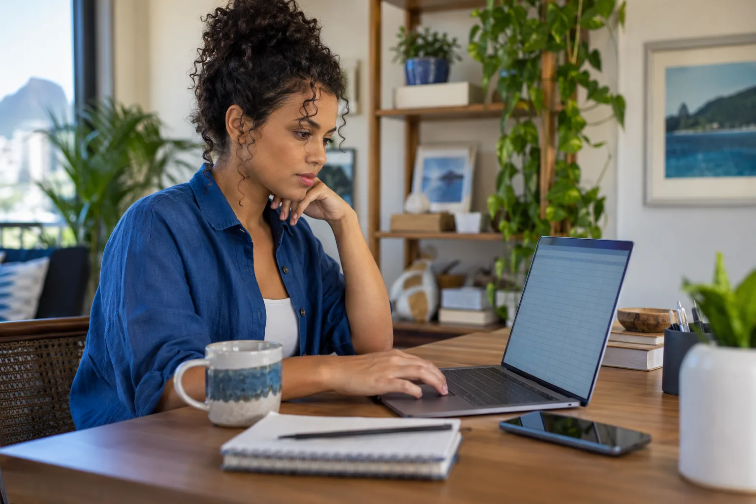 Empreendedora monta planilha de preços no notebook em escritório em casa