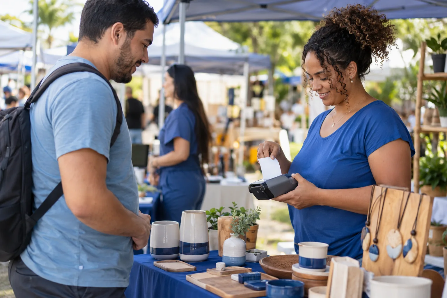 Vendedora em feira imprime comprovante em impressora portátil para cliente