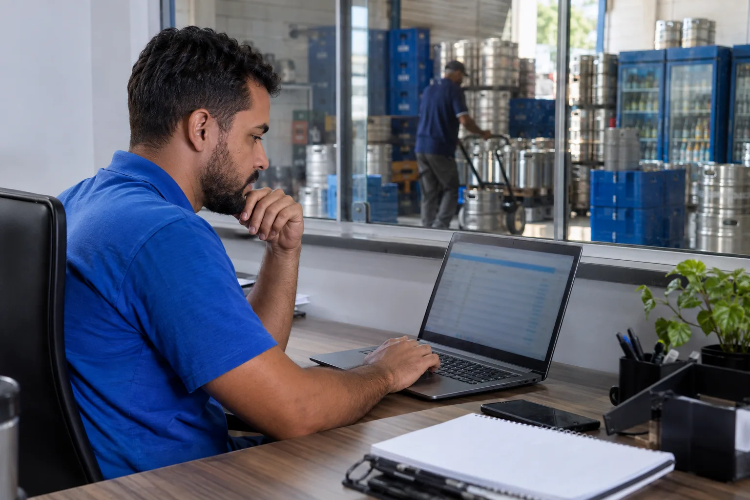 Funcionário da distribuidora confere a lista de equipamentos em comodato no notebook