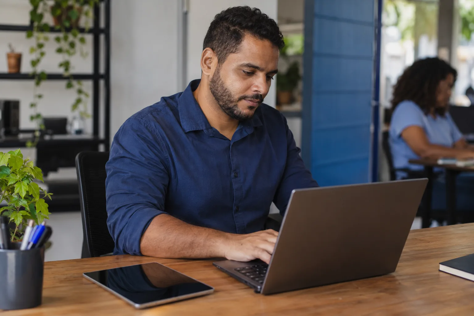 Técnico de informática preenche a NFS-e no notebook após atendimento
